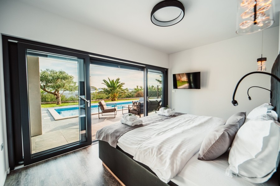 Camera da letto con vetrata sulla piscina