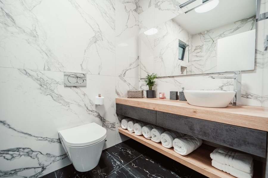 Bagno con lavabo in legno