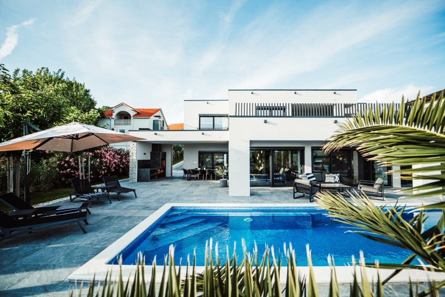 Villa con piscina e palme
