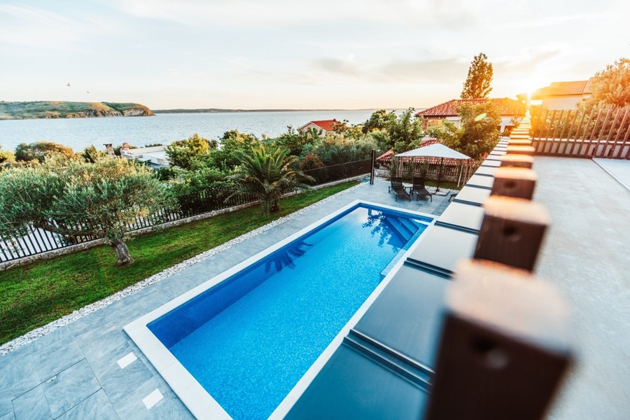 Villa con piscina e vista mare a Razanac