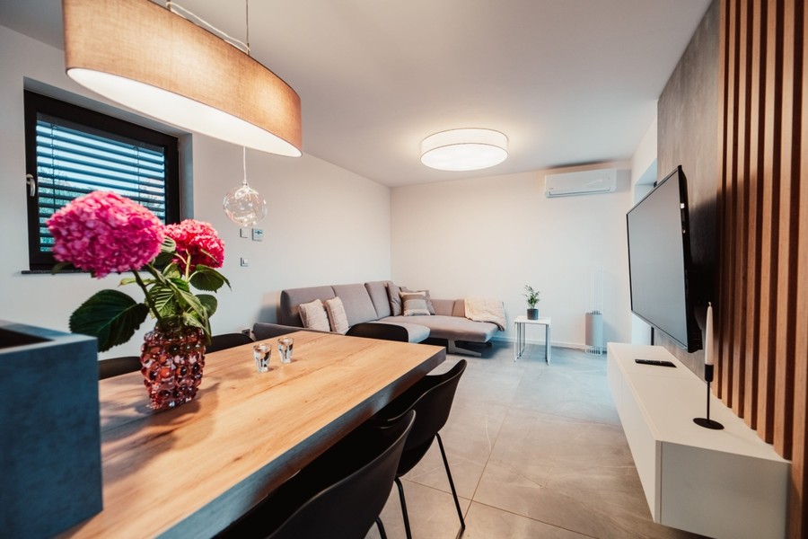 Zona giorno dell'appartamento superiore con cucina