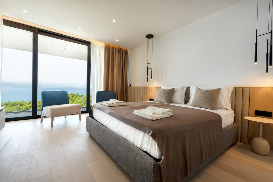 Camera da letto con porta-finestra sul balcone