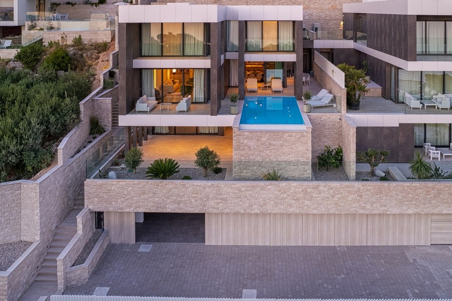 Villa con piscina e garage, vista frontale