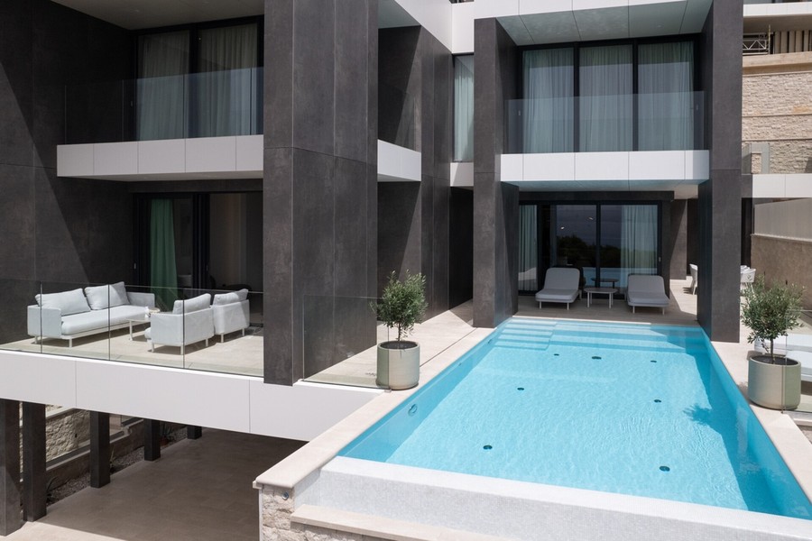 Piscina sulla terrazza della villa