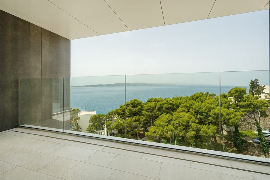 Balcone con parapetto in vetro e vista mare