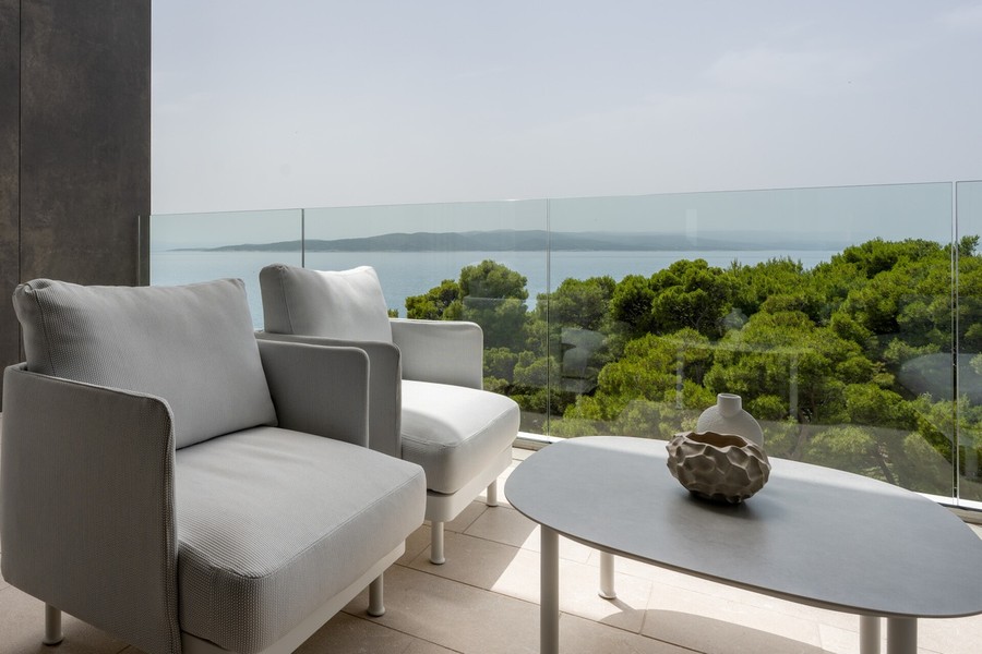 Terrazza con poltrone e vista sul mare