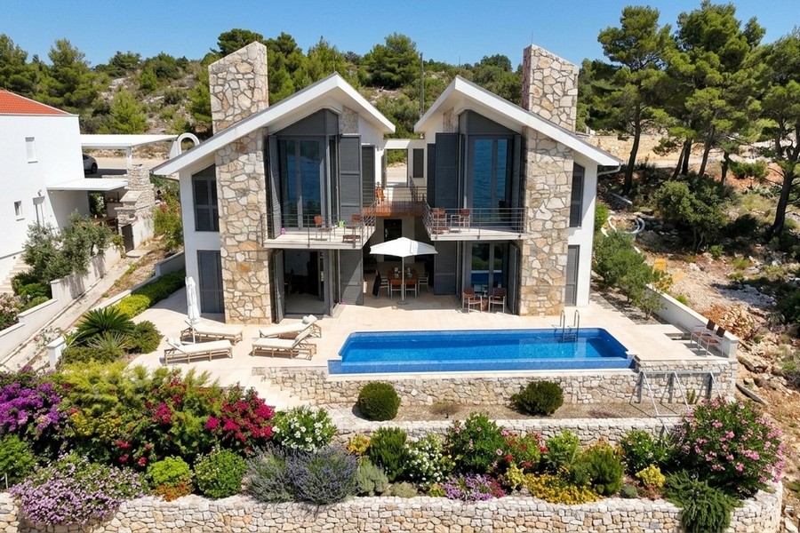 Villa in pietra con piscina e giardino