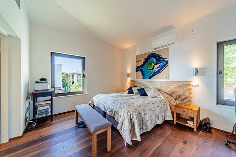 Camera da letto con finestra sul giardino