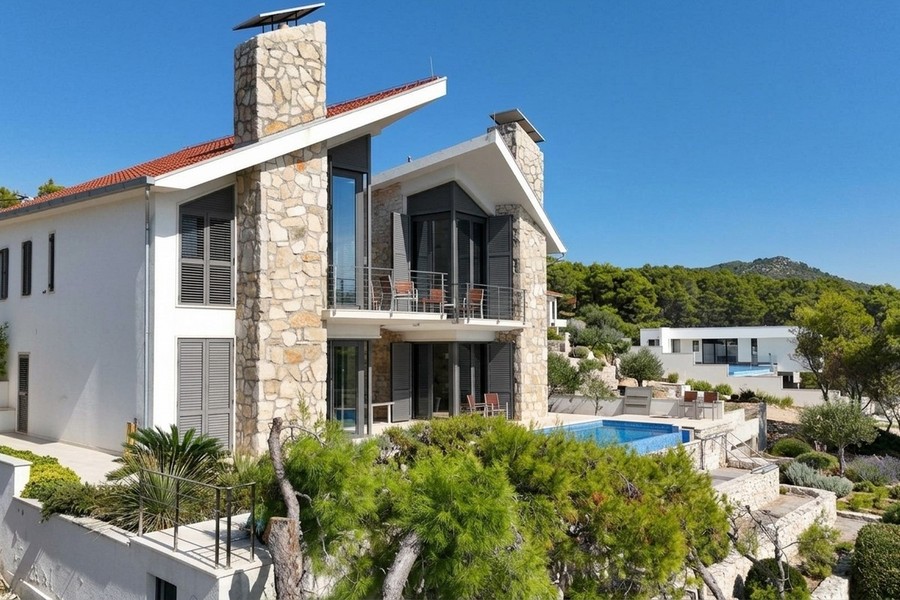 Villa con camino in pietra naturale e balconi