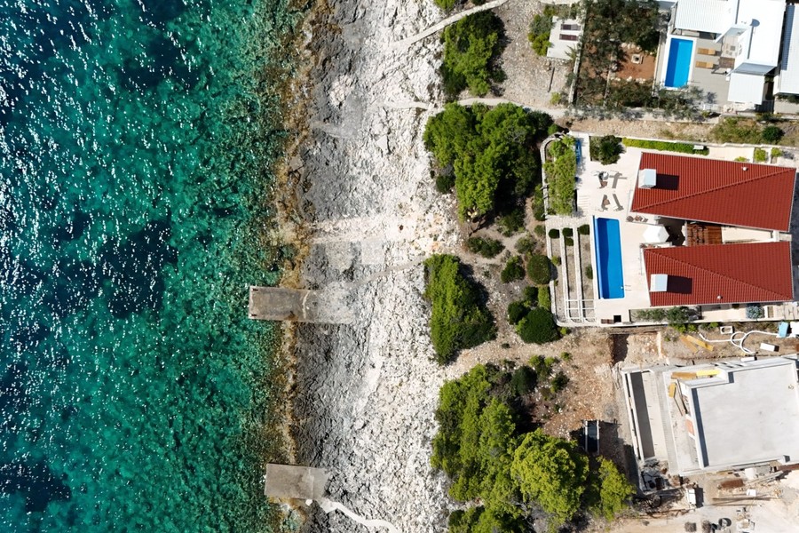 Vista aerea della costa con la villa