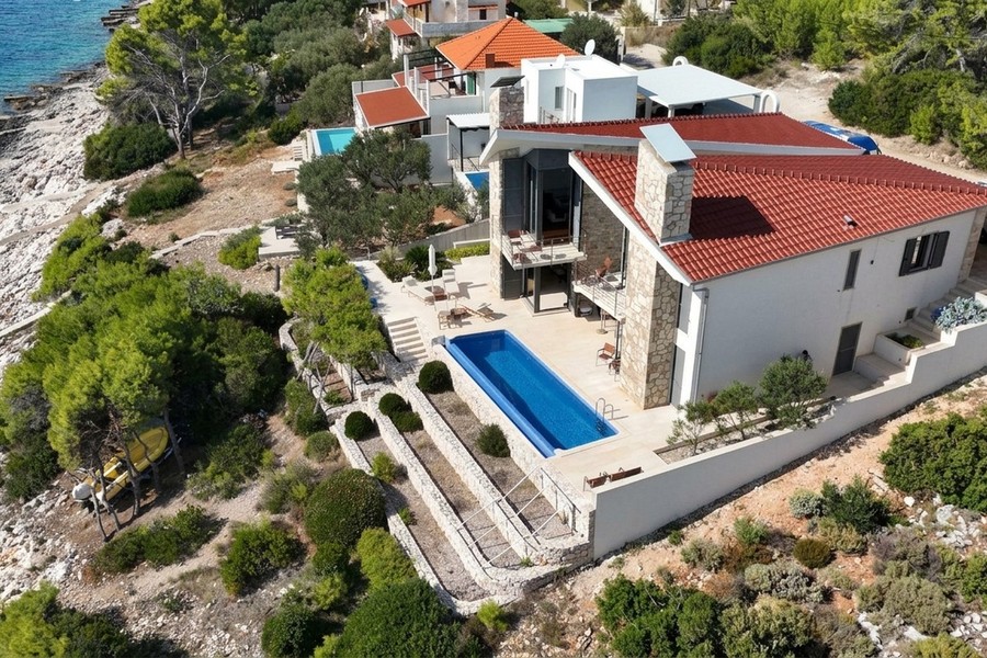 Villa con piscina sul pendio sopra il mare