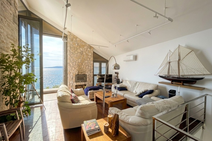 Soggiorno con modellino di veliero e vista sul mare