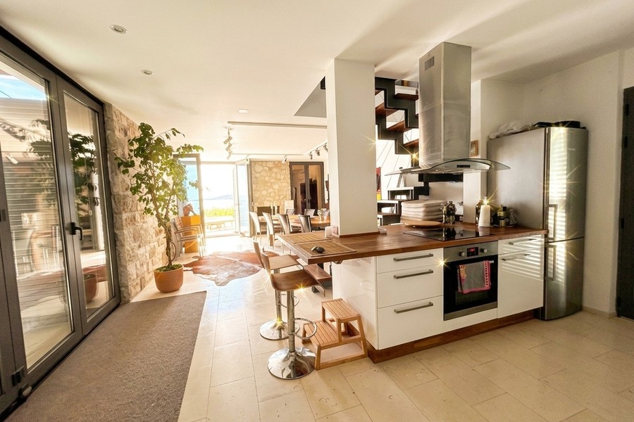 Cucina con isola cottura