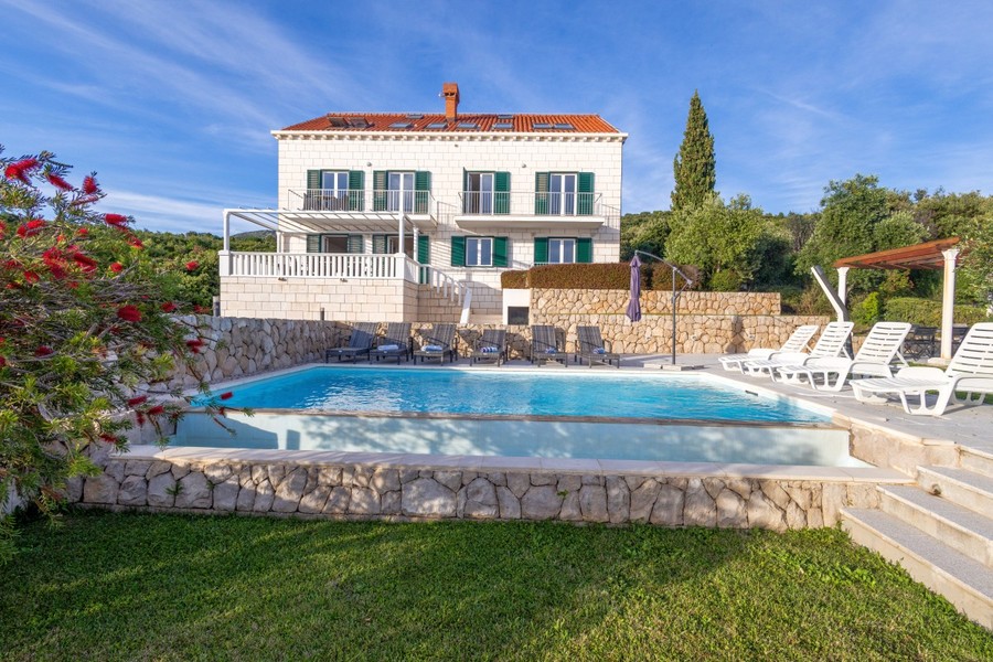 Villa con piscina a sfioro e giardino