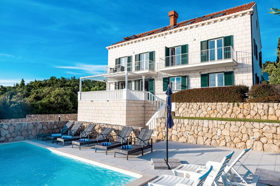 Villa in pietra con piscina e lettini
