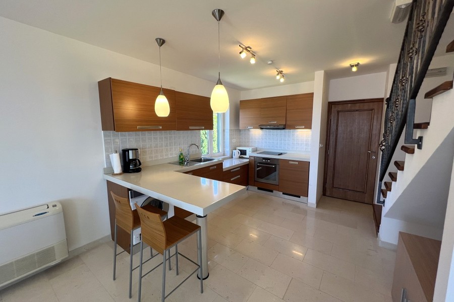 Cucina con bancone e scala