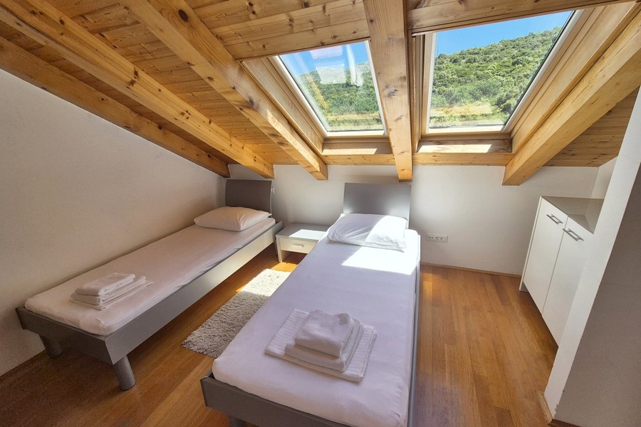 Camera da letto con lucernari