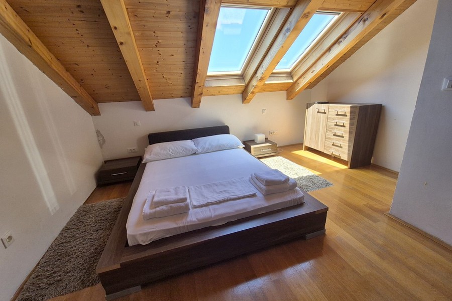 Camera da letto con lucernari e cassettiera