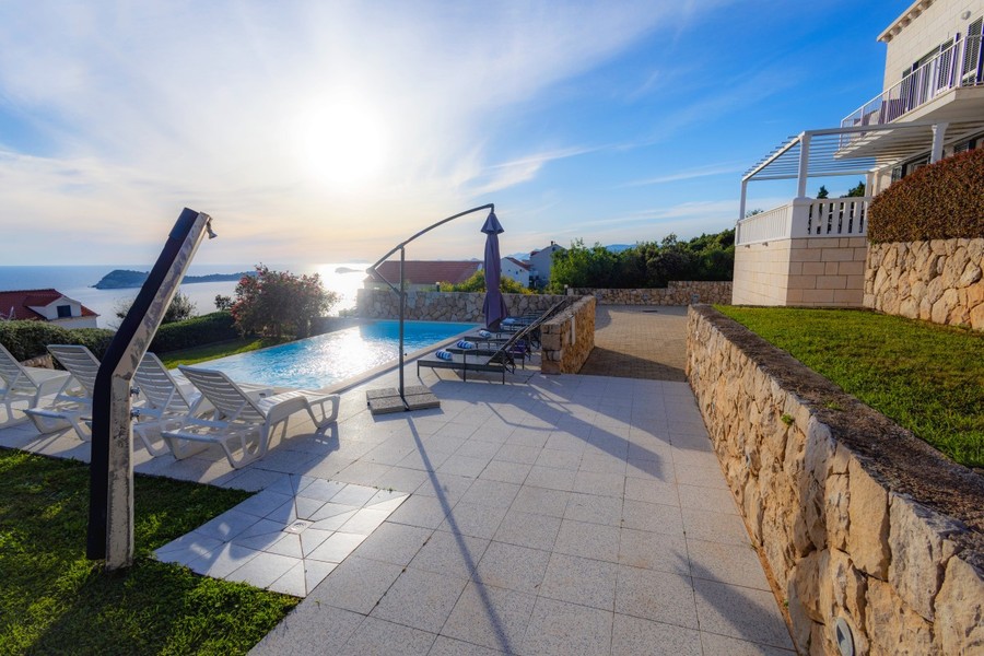 Terrazza della piscina con vista sul mare