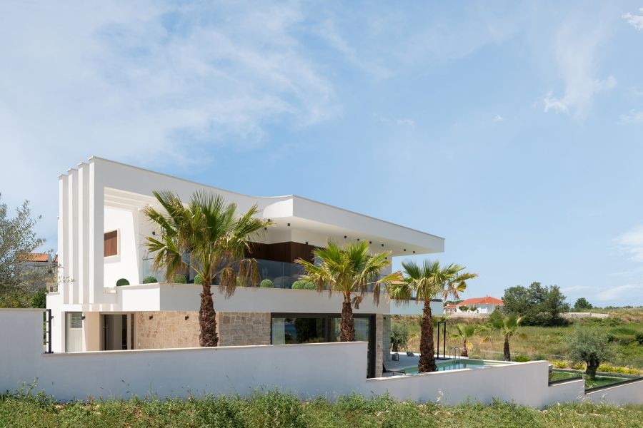Villa con palme e piscina