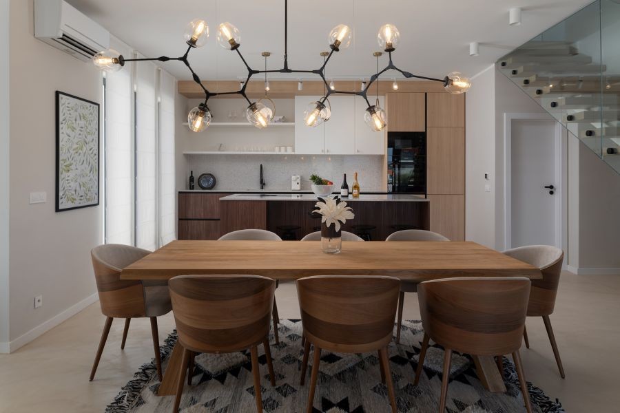 Tavolo da pranzo sotto un grande lampadario a sospensione