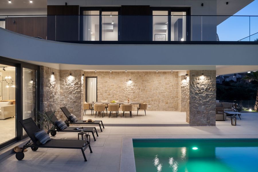 Piscina illuminata la sera