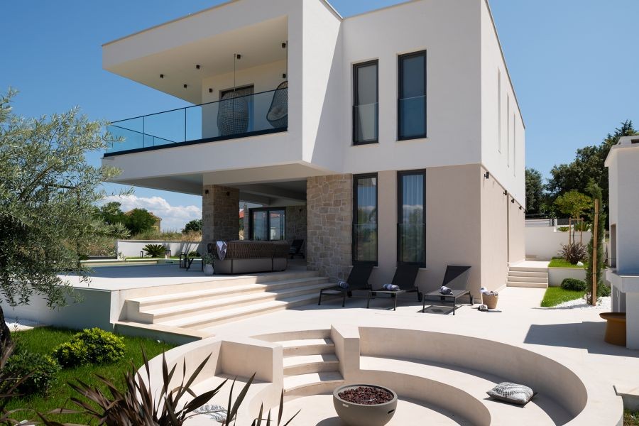 Moderna villa con piscina e zona salotto in giardino