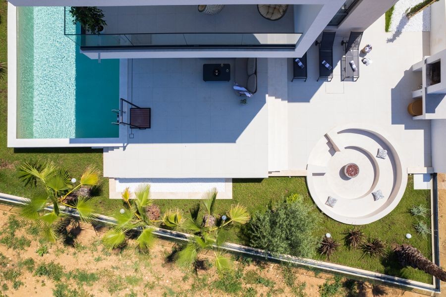 Piscina e giardino dall'alto