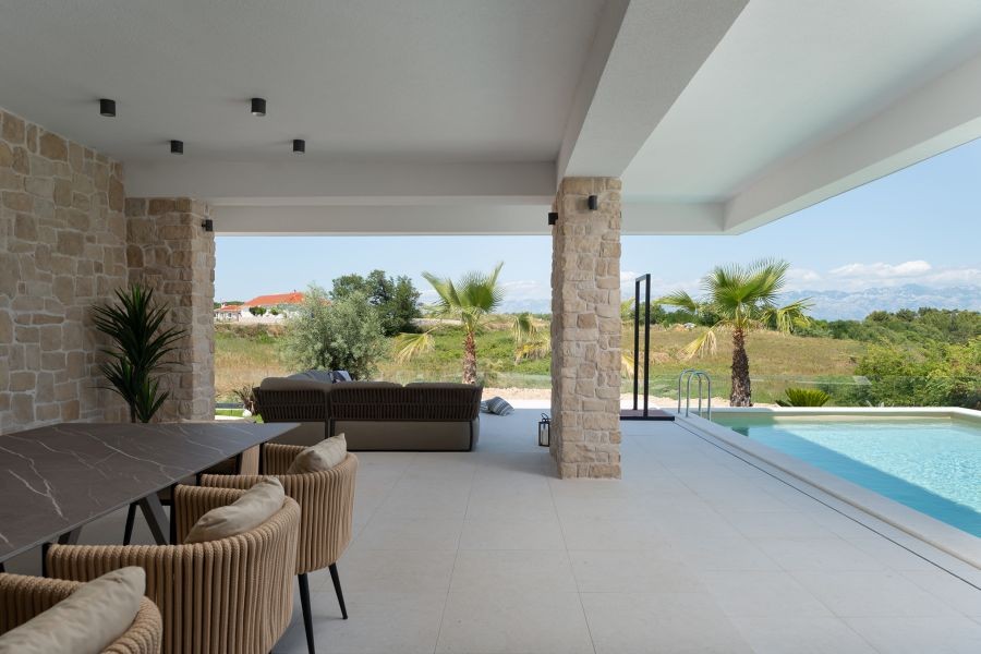 Lounge coperto a bordo piscina