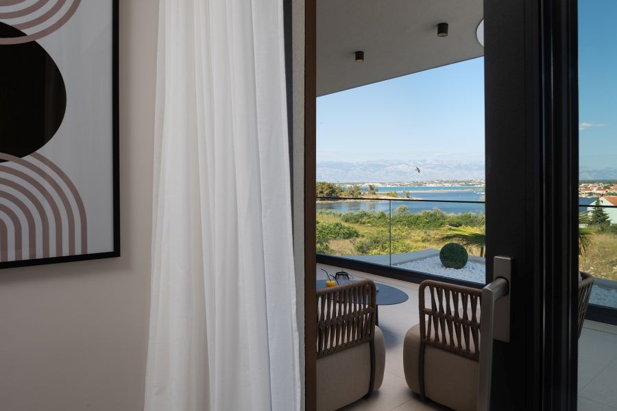Terrazza con poltrone e vista sul mare