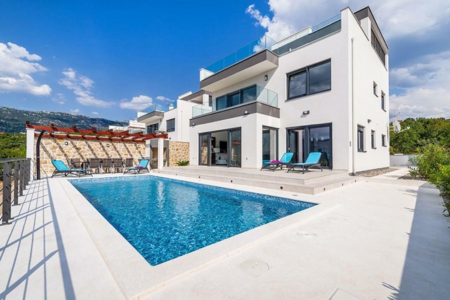 Villa bianca con piscina e lettini
