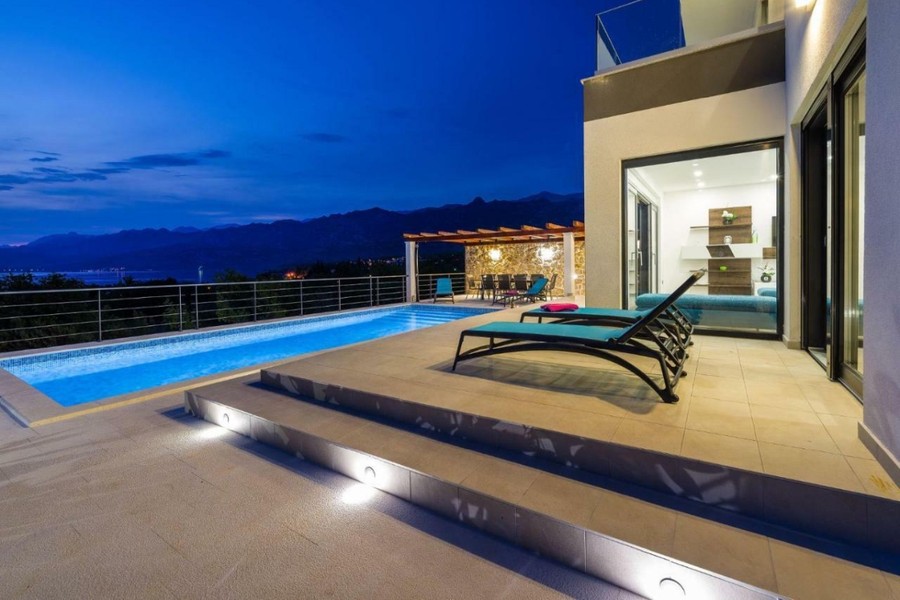 Piscina di sera davanti alla casa