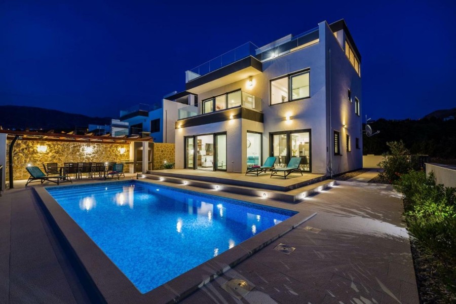 Villa di sera con piscina illuminata