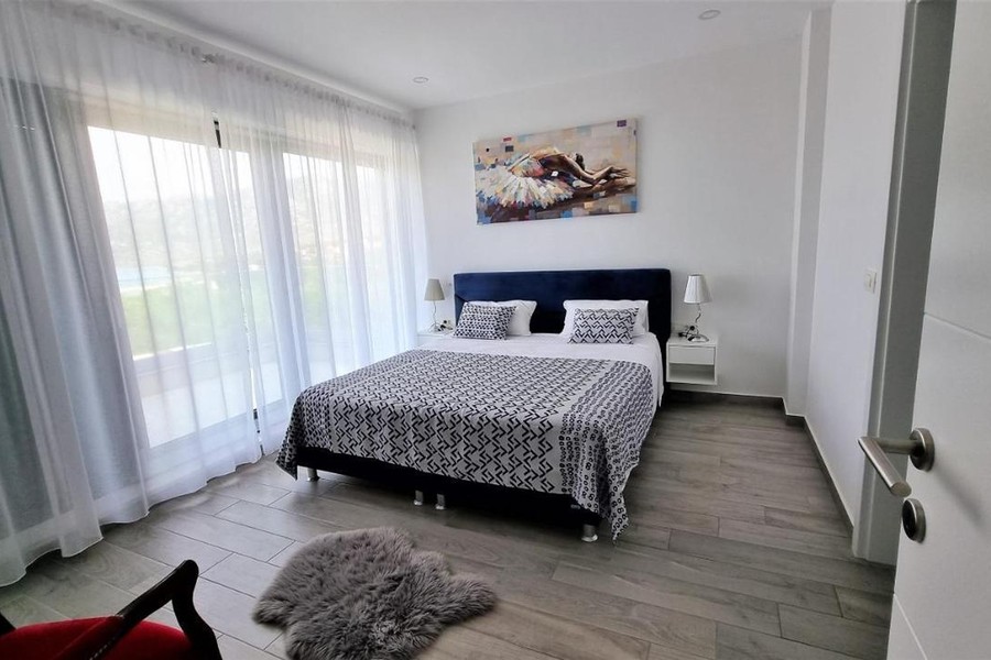 Camera da letto con ampia finestra