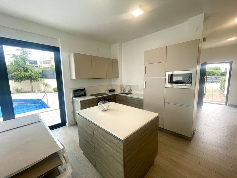 Cucina con isola e vista sulla piscina