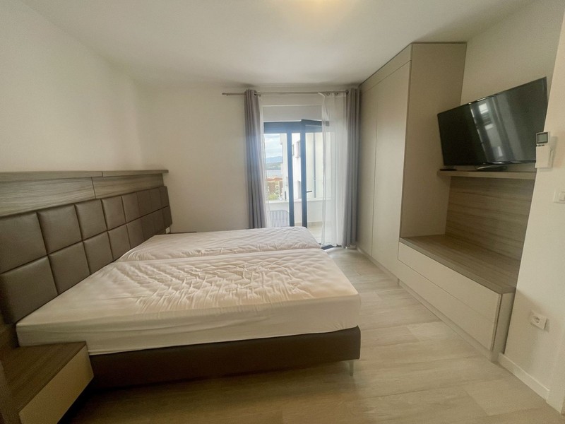 Camera da letto con porta-finestra sul balcone