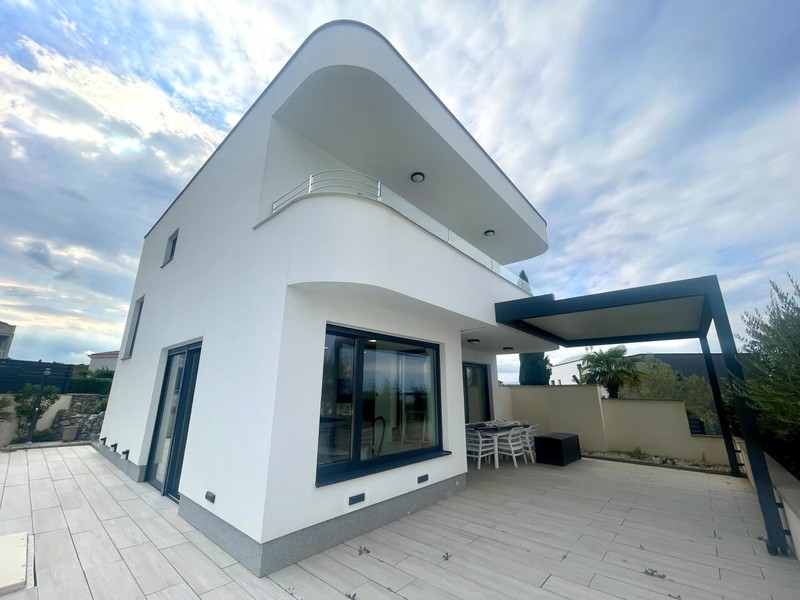 Lato giardino con pergola