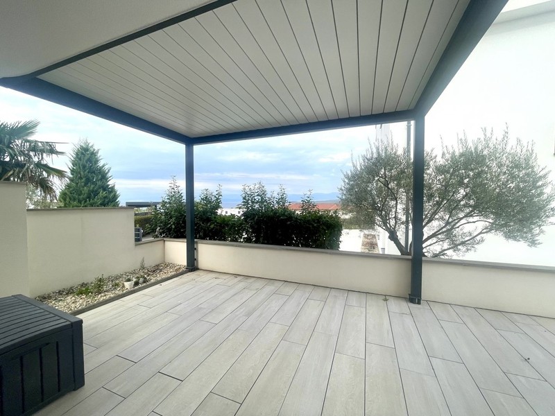 Terrazza coperta con vista sul verde