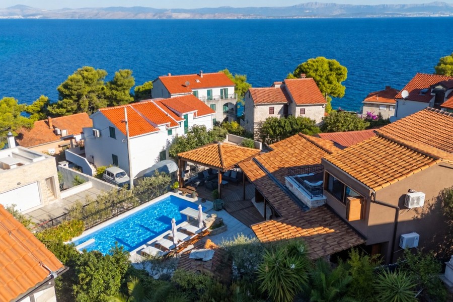Casa in pietra con piscina e vista mare sull'isola di Solta