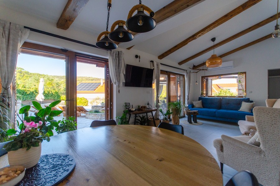 Zona pranzo con tavolo rotondo in legno