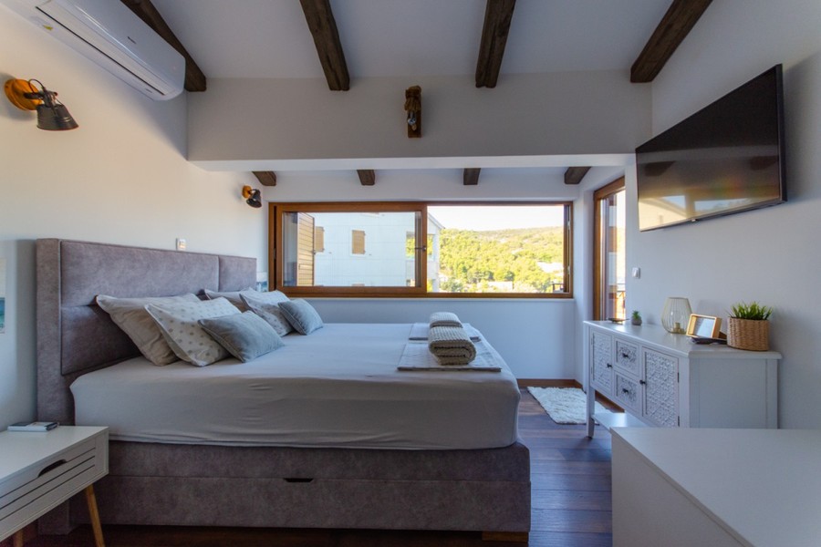 Camera da letto con finestra sul verde