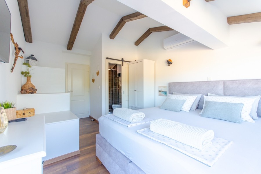 Camera da letto con travi in legno