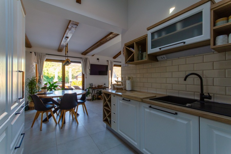 Cucina con vista sulla zona pranzo