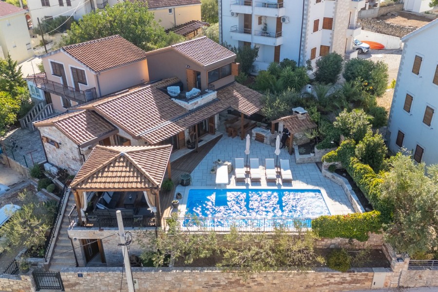 Casa in pietra con piscina e gazebo dall'alto