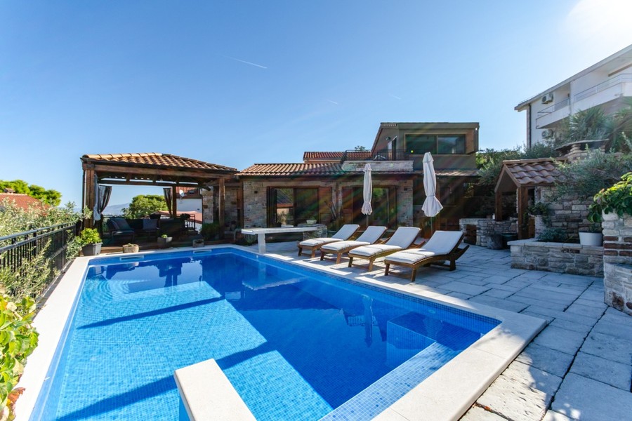 Piscina con lettini e gazebo
