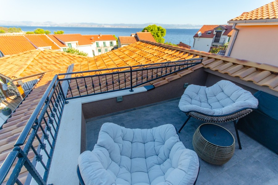 Terrazza con poltrone e vista sul mare