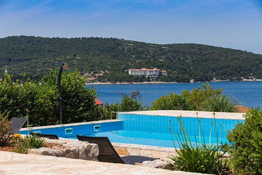 Piscina con vista sulla baia