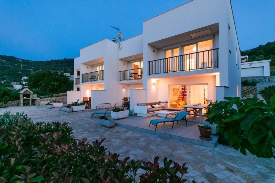 Casa con terrazze e balconi al crepuscolo