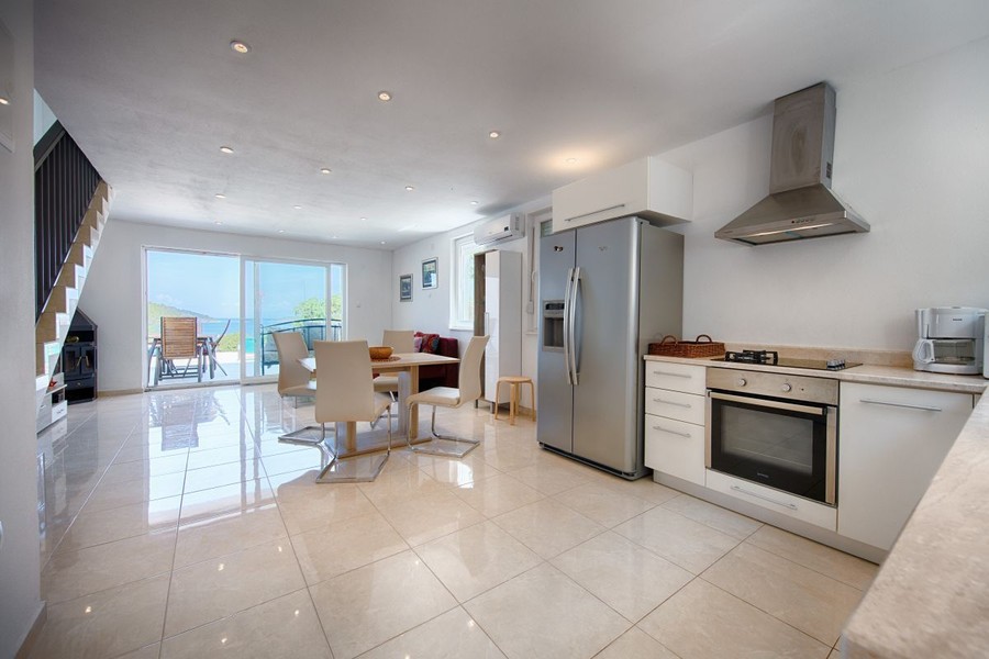 Cucina aperta con zona pranzo