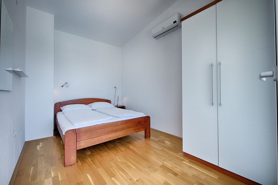 Camera da letto con letto matrimoniale e armadio a muro